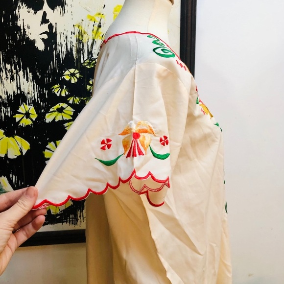 I'll wear it, if you don't 😆 Stunning Vintage Embroidered Caftan - Picture 4 of 7